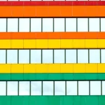 Façade de Bâtiment avec Panneaux Multicolores