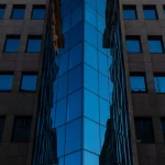 Reflets sur la façade d'un gratte-ciel moderne