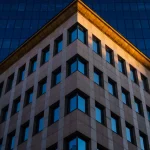 Immeuble moderne avec reflet du soleil sur la façade