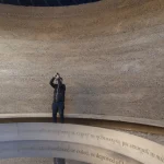 Personne prenant une photo dans une structure circulaire moderne