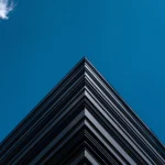 Architecture contemporaine sous ciel bleu