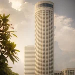 Gratte-ciel moderne sur fond de ciel nuageux