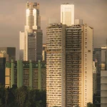 Vue urbaine sur des gratte-ciels au crépuscule