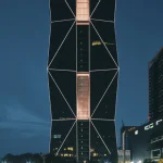 Immeuble moderne illuminé de nuit