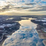 Vue aérienne d'un lac avec des ponts et un paysage enneigé