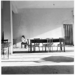 Homme seul assis dans une pièce vide avec des chaises