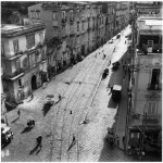 Vue aérienne d'une rue animée en Europe