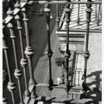 Vue depuis un balcon sur une rue animée