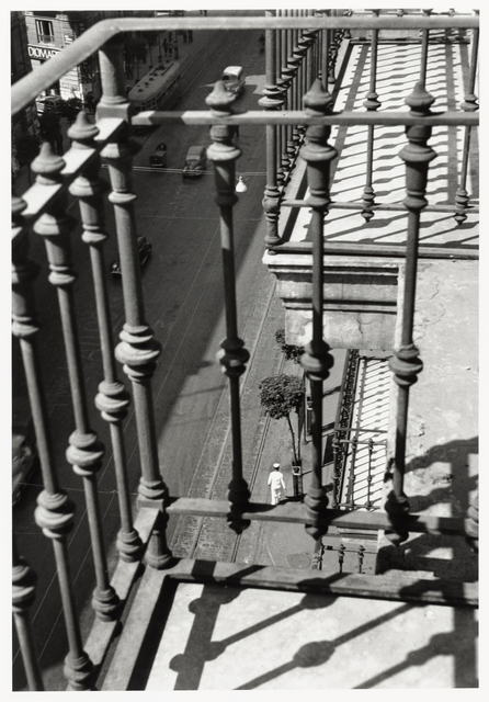 AKG8557582.webp Vue depuis un balcon sur une rue animée – Image 1