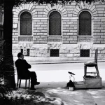 Homme assis face à une chaise vide en extérieur