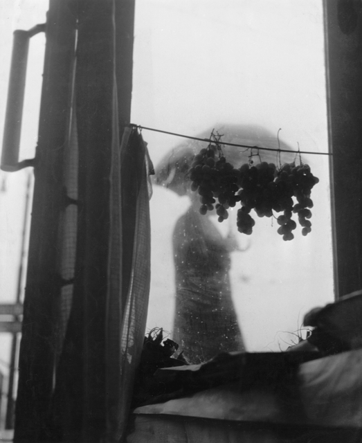 AKG8557585.webp Silhouette d'une femme sous la pluie vue de l'intérieur – Image 1