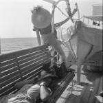 Deux femmes sur un bateau en mer