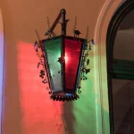 Lanterne en verre coloré éclairant un mur