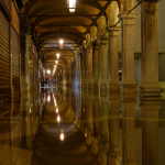 Galerie couverte inondée avec éclairage nocturne