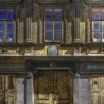 Façade d'un Bâtiment Ancien avec Fenêtres et Graffiti