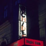 Enseigne Lumineuse d'un Night Club la Nuit