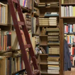 Bibliothèque avec échelle en bois rouge