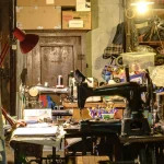 Atelier de couture avec machine à coudre vintage et fournitures