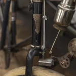 Détail d'un vélo ancien avec plaque "IRIS"