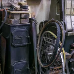 Atelier de réparation de vélos avec poêle à bois