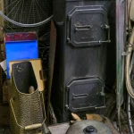 Atelier désordonné avec poêle à bois et ustensiles divers