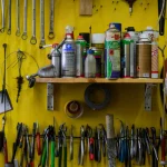 Étagère d'atelier avec outils et produits divers