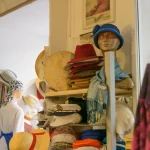 Magasin de chapeaux avec mannequins et présentoirs