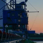 Silo industriel au crépuscule