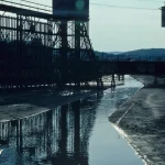 Reflets d'une Structure Industrielle au Coucher du Soleil