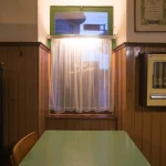 Fenêtre avec rideau et table en intérieur