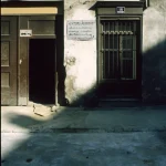 Entrée de garage désaffecté avec une enseigne en Europe