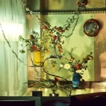 Décoration florale sur un mur intérieur avec miroir rond