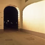 Passage voûté éclairé la nuit