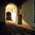 Passage voûté illuminé la nuit