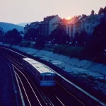 Métro au crépuscule vers un quartier urbain pittoresque