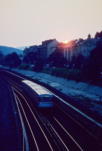 AKG8593196.webp Métro au crépuscule vers un quartier urbain pittoresque – Image 1