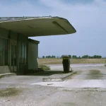 Station-service abandonnée sur une route campagne