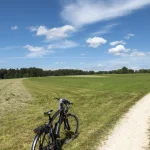 Vélo sur un chemin de campagne sous un ciel bleu