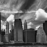 Skyline de gratte-ciel sous un ciel nuageux