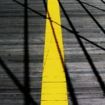 Ligne jaune sur un pont en bois