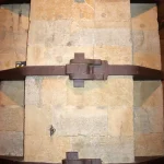 Ferrures en fer sur un mur en pierre