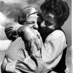 Câlin affectueux en plein air