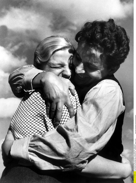 AKG862861.webp Câlin affectueux en plein air – Image 1