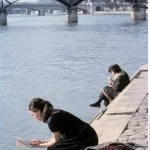 Deux femmes lisant au bord de la Seine