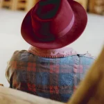 Personne portant un chapeau rouge vu de dos