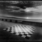 Echiquier sur la promenade côtière au crépuscule