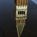 Reflet du Campanile de Saint-Marc dans l'eau