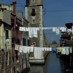 Tour en brique avec canal et linge suspendu