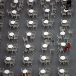 Terrasse de café avec chaises et tables vides