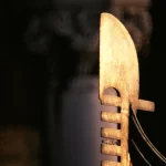 Sculpture dorée éclairée dans l'obscurité
